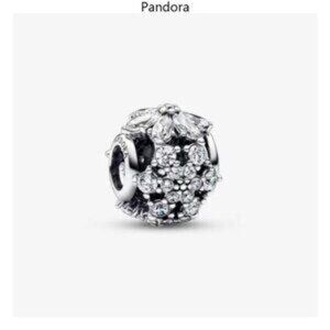 Pandora Sparkling Herbarium Cluster Round Charm